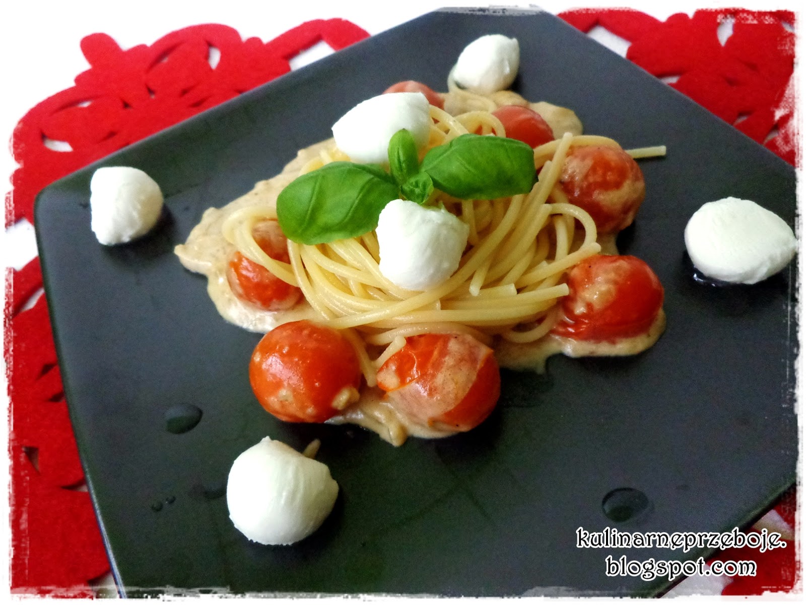 Spaghetti bez mięsa w sosie śmietanowym, z kuleczkami mozzarelli i pomidorkami koktajlowymi