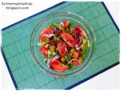 Szybka i prosta sałatka z pomidorami, czerwoną cebulą i zielonymi oliwkami