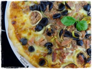 Pizza z tuńczykiem, oliwkami i porem