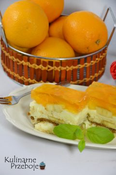 Smaczne i szybkie ciasto bez pieczenia, bananowe z herbatnikami oraz galaretką pomarańczową