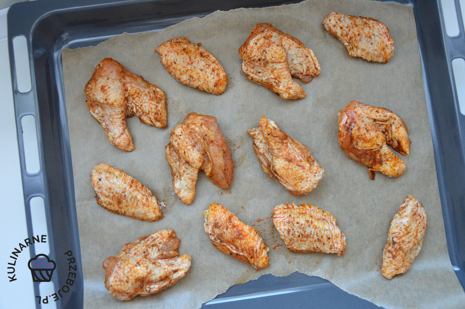 Marynowane skrzydełka z kurczaka przed pieczeniem w piekarniku