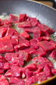 Jak kroić mięso wołowe i dlaczego to takie ważne?