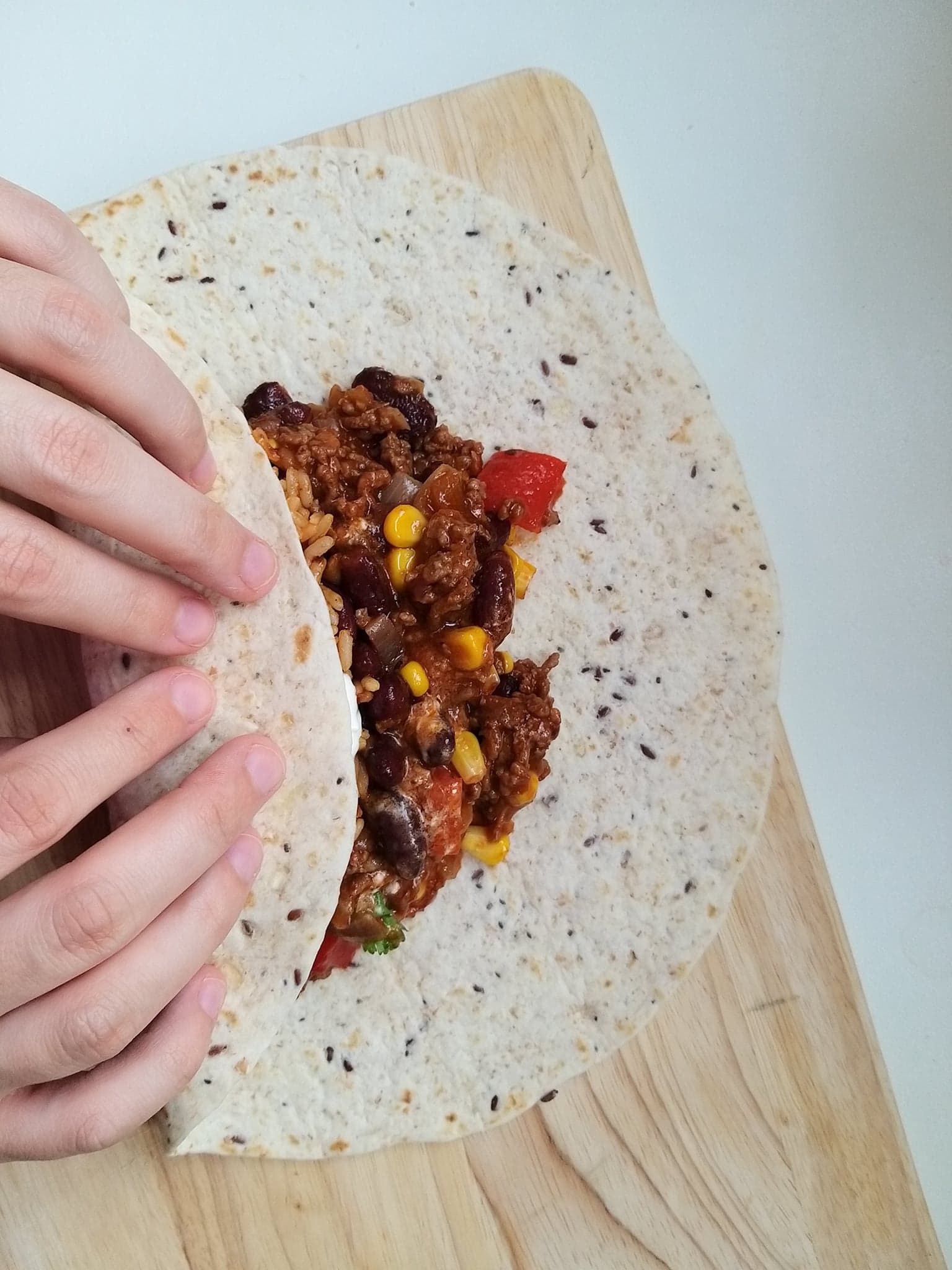 Pierwszy krok zawijania burrito.
