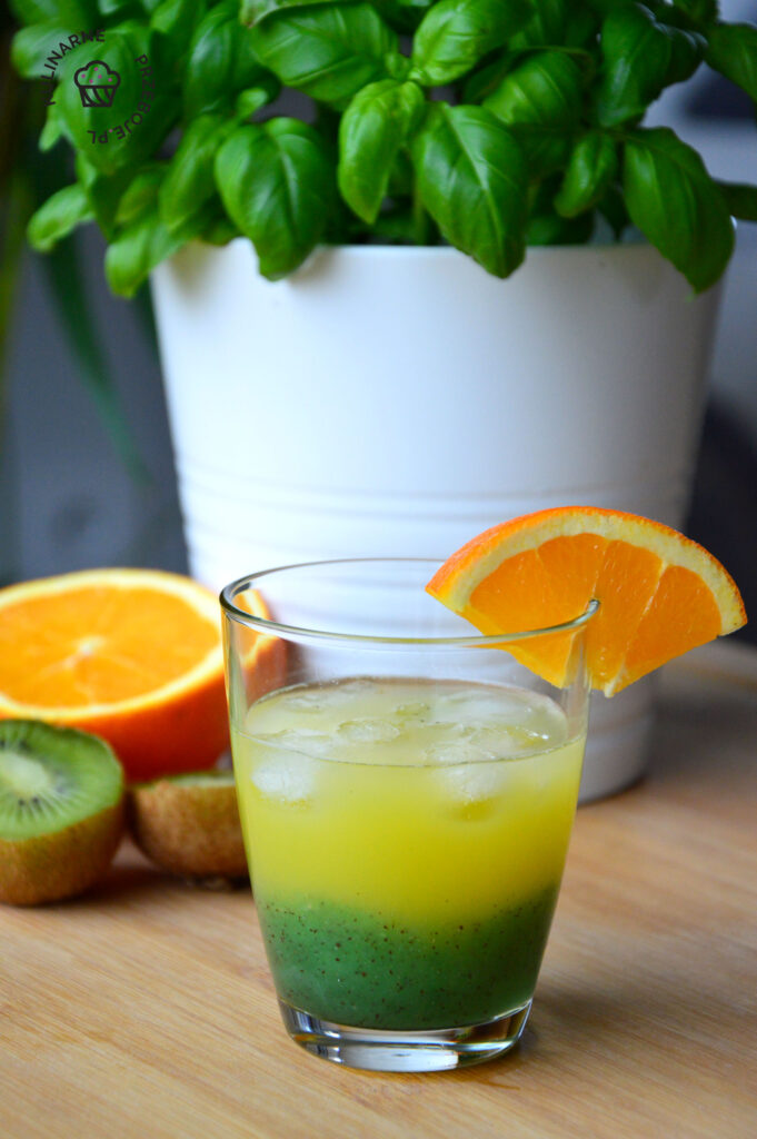 drink z kiwi i sokiem pomarańczowym